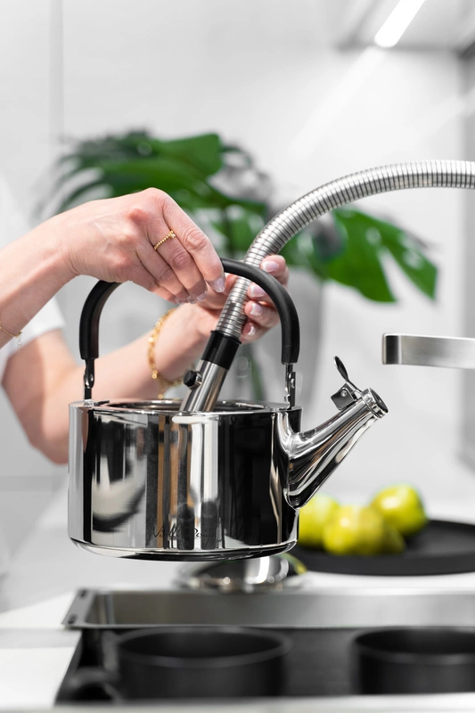 Vialli Design - Czajnik 1,5l z gwizdkiem Diamante stalowy polerowany