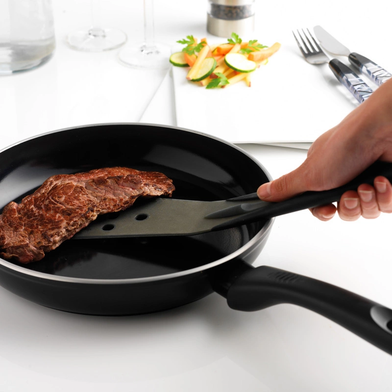 Mastrad - ŁOPATKA PERFOROWANA Z SILIKONU I STALI NIERDZEWNEJczarny