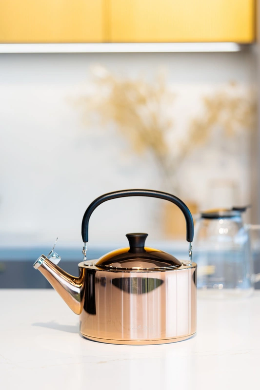 Vialli Design - Czajnik 1,5l z gwizdkiem Diamante złoty rose gold polerowany