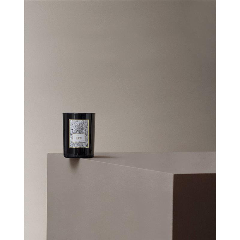 Victorian - świeca zapachowa Tokyo: herbata ziołowa, do 45 godzin, śred. 8 x 10,5 cm Maps