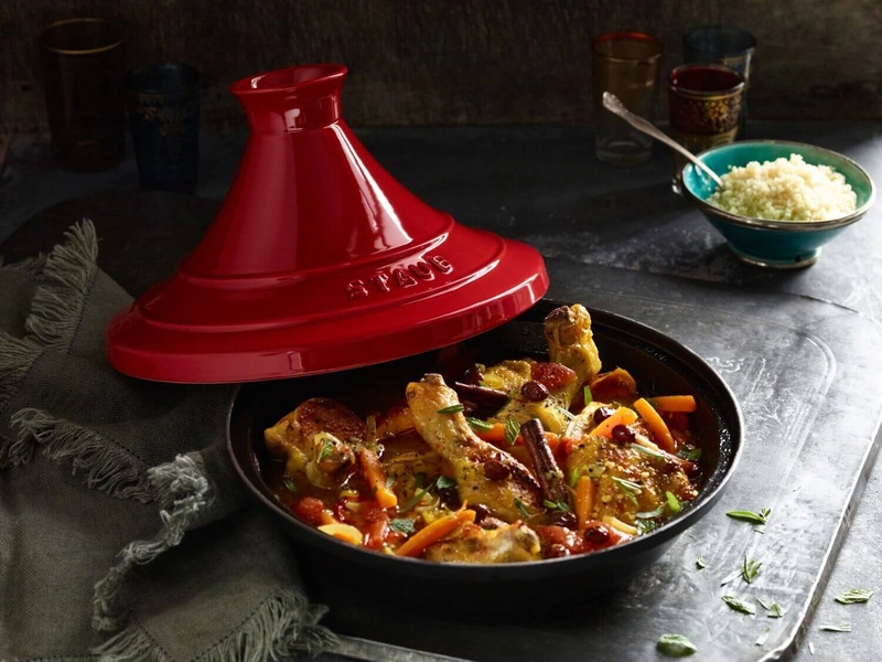 Staub - Tajine żeliwno ceramiczne czerwone 28 cm