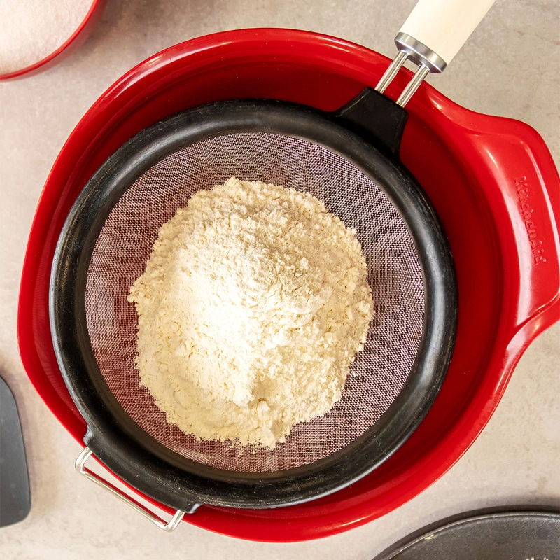 KitchenAid Culinary Tools - sitko kuchenne z uchwytem 17,5cm CORELINE Almond Cream