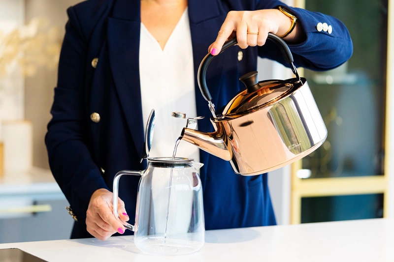 Vialli Design - Czajnik 1,5l z gwizdkiem Diamante złoty rose gold polerowany