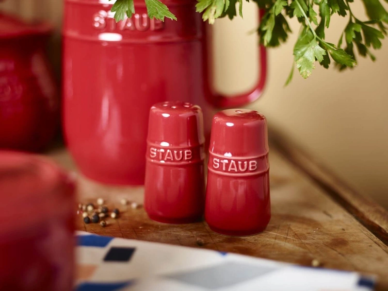 Staub - zestaw do soli i pieprzu, czerwony