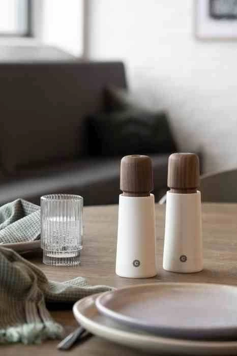 Crush Grind - Młynek porcelanowy 17cm biały/orzech Stockholm