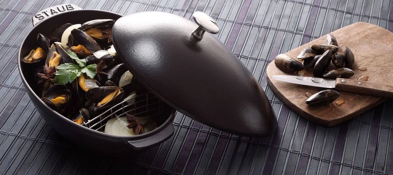 Staub - emaliowany żeliwny garnek do małż czarny 25 cm