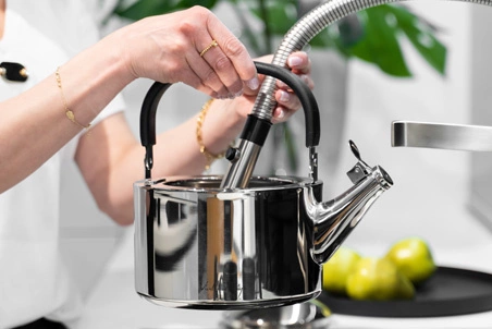 Vialli Design - Czajnik 1,5l z gwizdkiem Diamante stalowy polerowany