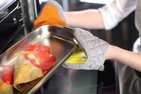 Vialli Design - Rękawica kuchenna Livio szaro-pomarańczowa