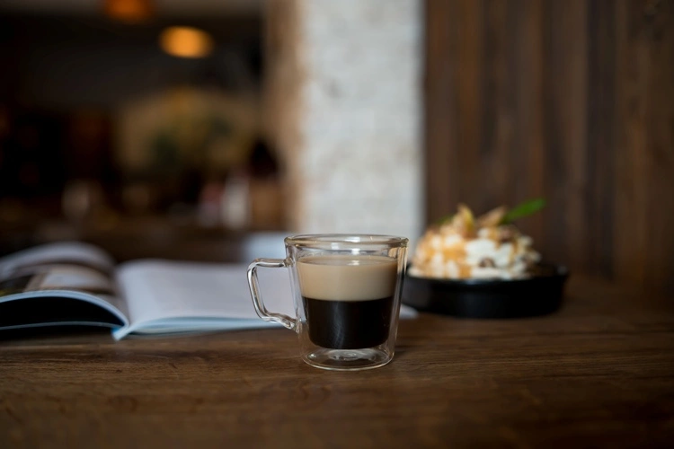 Vialli Design - Zestaw 2 filiżanek do espresso z podwójną ścianką Diva 80 ml