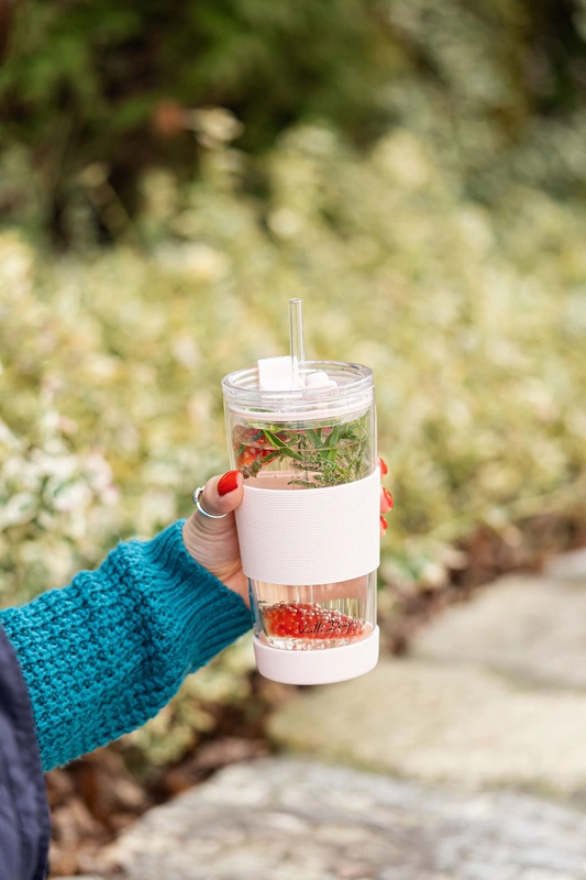 Vialli Design - Kubek termiczny szklany ze słomką 600 ml różowy Fuori