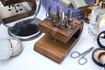 Artelegno - stojak do przechowywania przyborów do manicure z drewna orzechowego