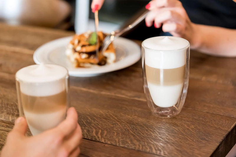 Vialli Design - Zestaw 2 szklanek termicznych wysokich z podwójną ścianką Amo 350 ml