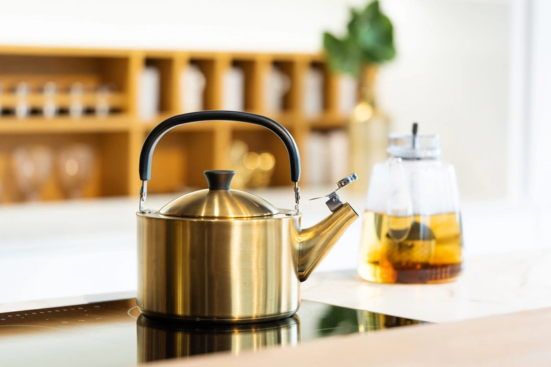 Vialli Design - Czajnik 1,5l z gwizdkiem Diamante złoty matowy