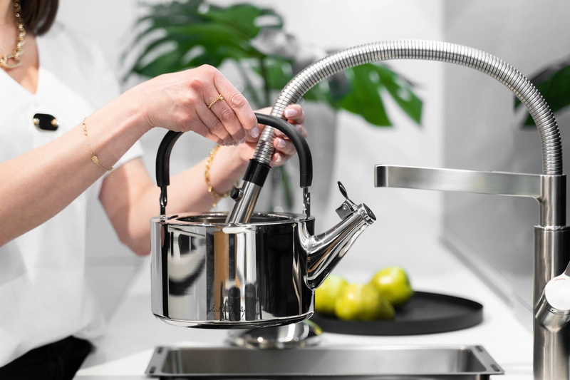 Vialli Design - Czajnik 1,5l z gwizdkiem Diamante stalowy polerowany