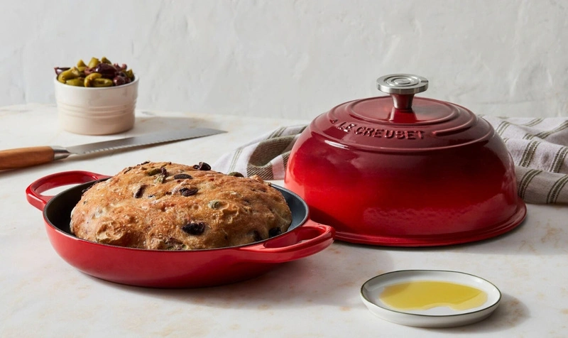 Le Creuset - garnek żeliwny do pieczenia chleba wiśniowy