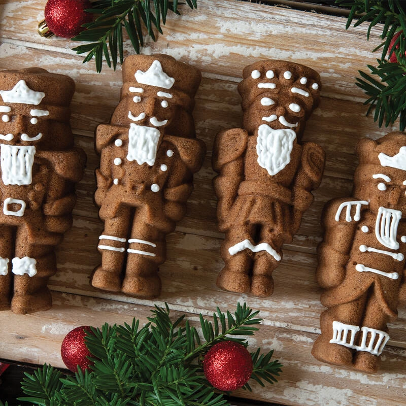 Nordic Ware - Forma do ciasta dziadek do orzechów