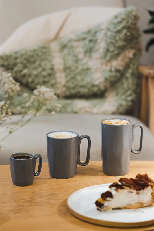 Vialli Design - Dwa kubki ceramiczne z uszkiem 330 ml Fuori szare