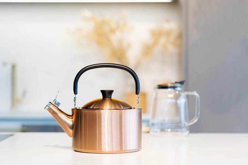 Vialli Design - Czajnik 1,5l z gwizdkiem Diamante złoty rose gold matowy