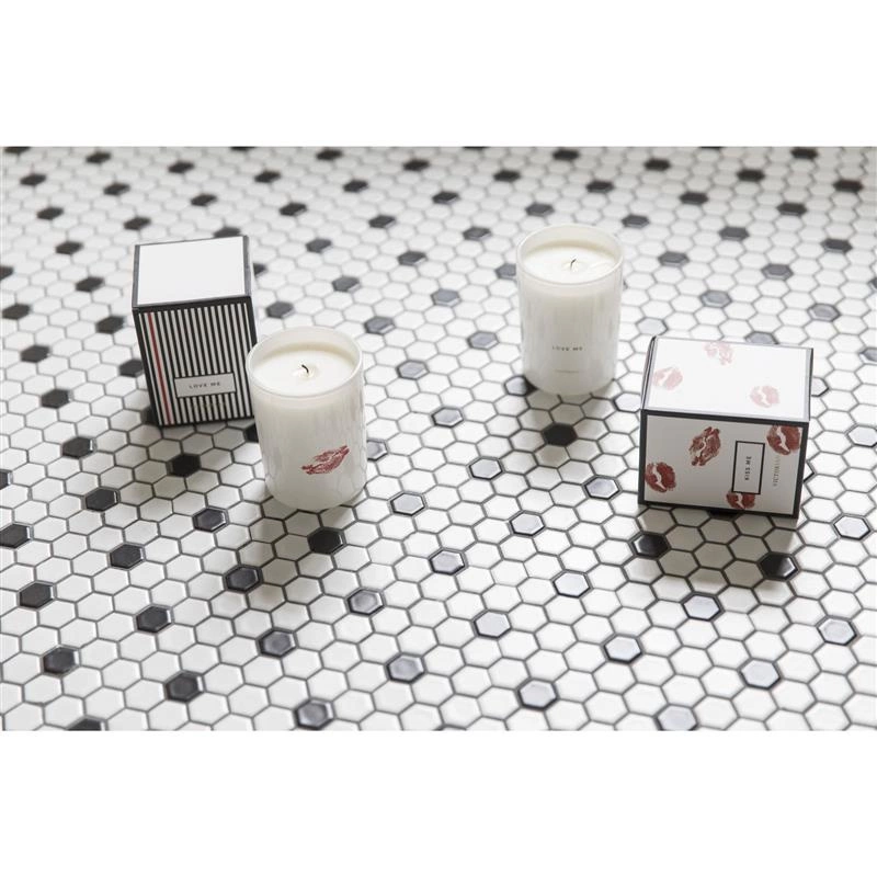 Victorian - świeca zapachowa Love Me: kokornak i mandarynka, do 45 godzin, śred. 8 x 10,5 cm Kiss and Love