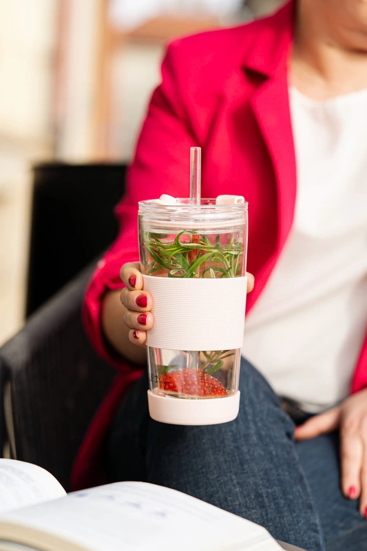 Vialli Design - Kubek termiczny szklany ze słomką 600 ml różowy Fuori