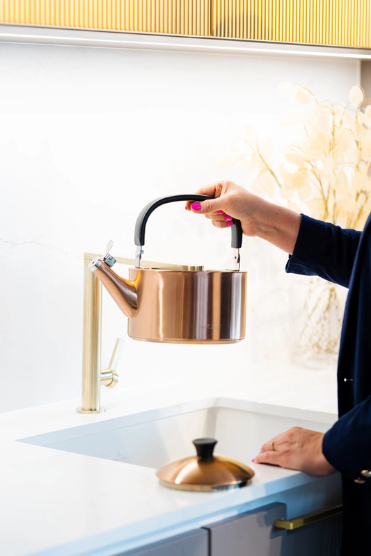 Vialli Design - Czajnik 1,5l z gwizdkiem Diamante złoty rose gold matowy
