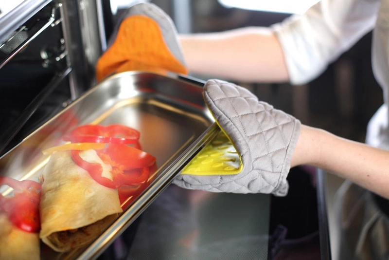 Vialli Design - Rękawica kuchenna Livio szaro-pomarańczowa