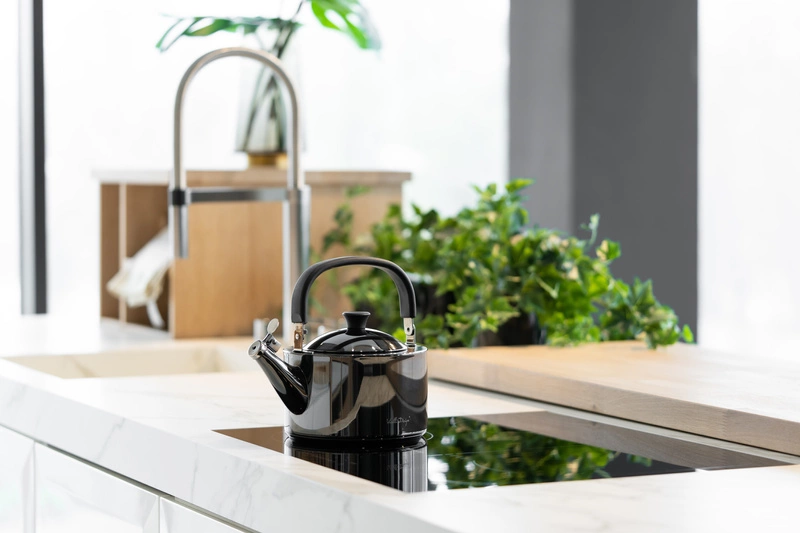 Vialli Design - Czajnik 1,5l z gwizdkiem Diamante grafitowy polerowany