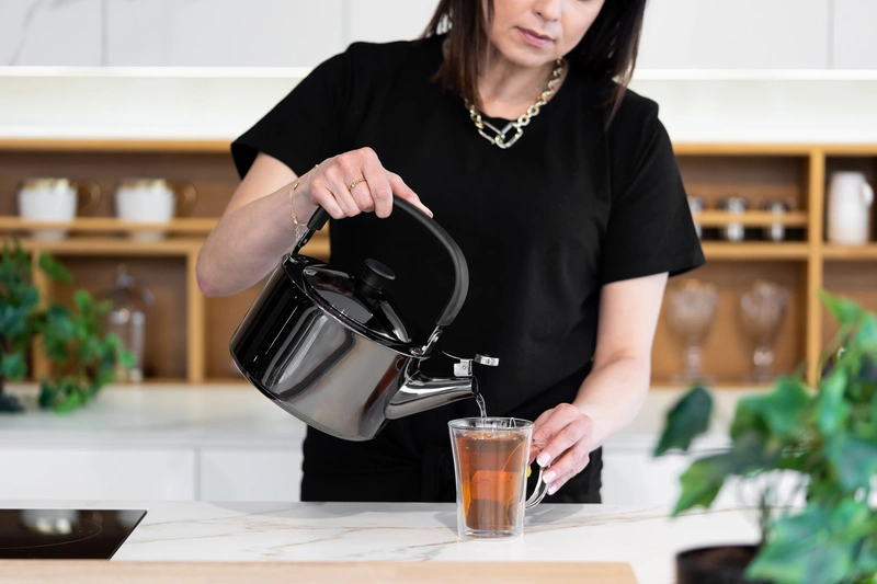 Vialli Design - Czajnik 1,5l z gwizdkiem Diamante grafitowy polerowany