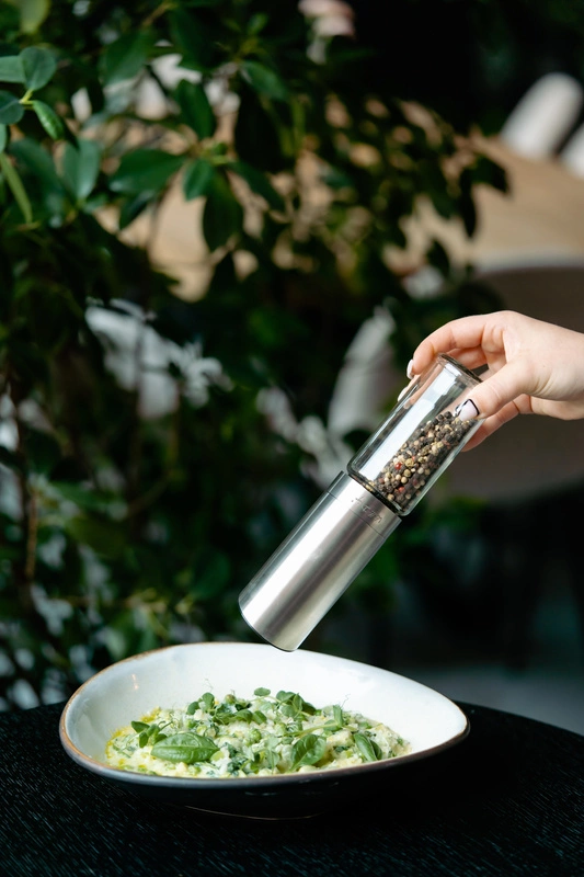 Vialli Design - Grawitacyjny młynek do soli i pieprzu elektryczny stalowy mat SOHO