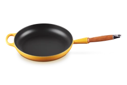 Le Creuset - patelnia żeliwna z drewnianym uchwytem 28 cm