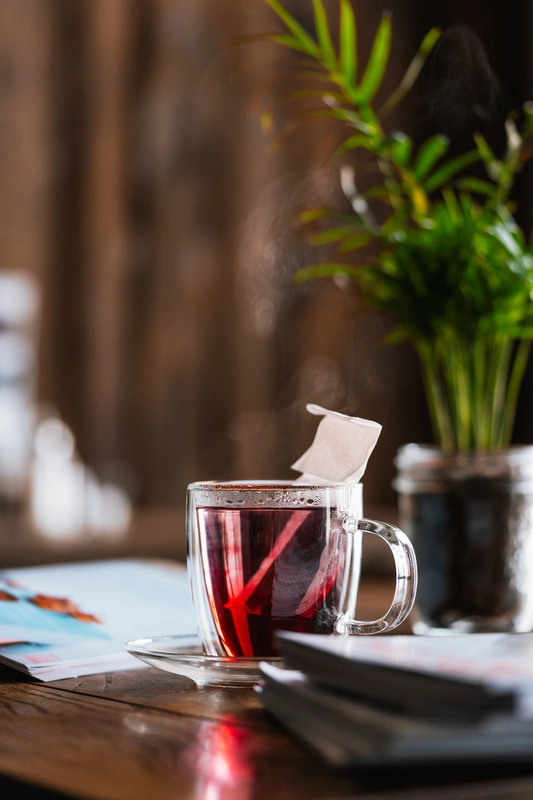 Vialli Design - Komplet 2 filiżanek ze spodkami z podwójną ścianką 250ml Amo