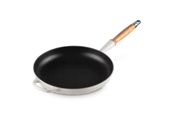 Le Creuset - patelnia żeliwna z drewnianym uchwytem 26 cm Meringue