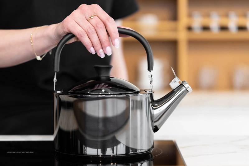 Vialli Design - Czajnik 1,5l z gwizdkiem Diamante grafitowy polerowany