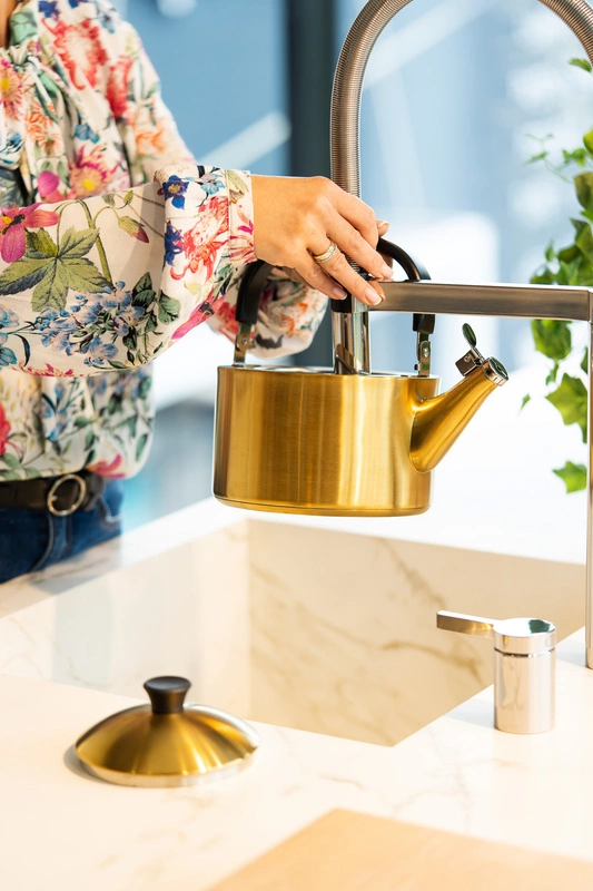 Vialli Design - Czajnik 1,5l z gwizdkiem Diamante złoty matowy