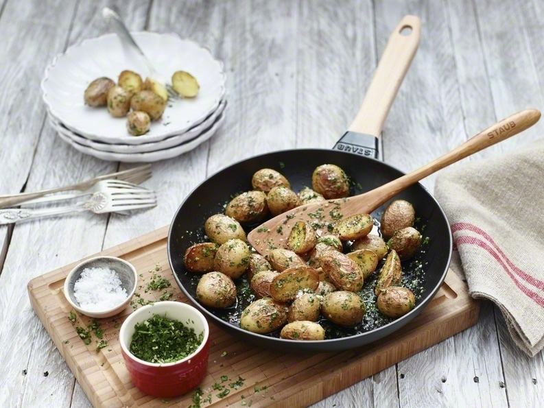 Staub - żeliwna patelnia do smażenia czarna 24 cm