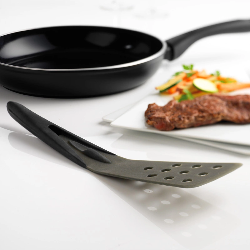 Mastrad - ŁOPATKA PERFOROWANA Z SILIKONU I STALI NIERDZEWNEJczarny