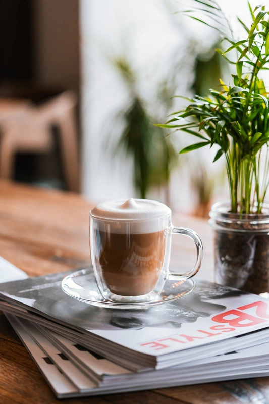 Vialli Design - Komplet 2 filiżanek ze spodkami z podwójną ścianką 250ml Amo