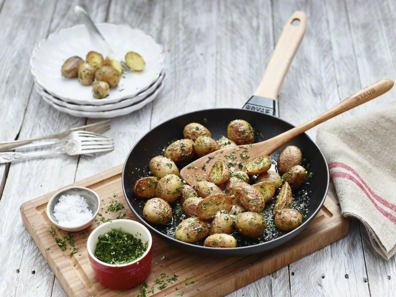 Staub - żeliwna patelnia do smażenia czarna 24 cm