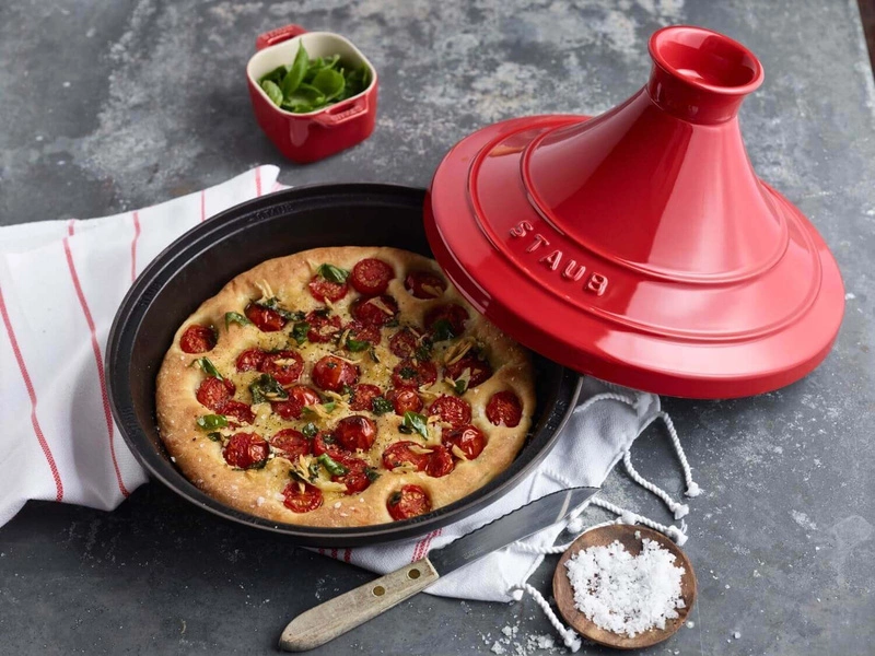 Staub - Tajine żeliwno ceramiczne czerwone 28 cm