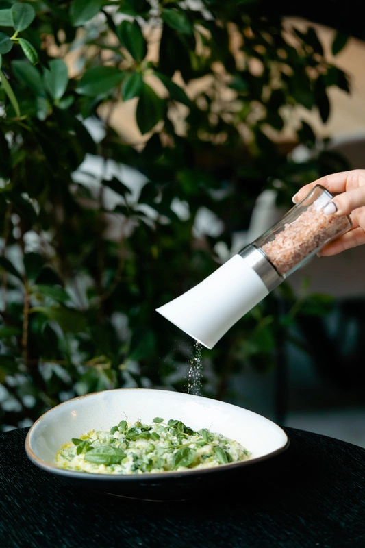 Vialli Design - Grawitacyjny młynek do soli i pieprzu elektryczny biały LIVIO