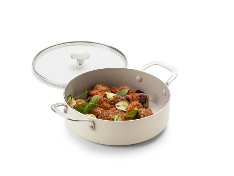 KitchenAid - Garnek niski 24 cm 3,1 L z pokrywką kremowy
