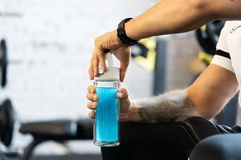 Vialli Design - Butelka z podwójną ścianką i zaparzaczem Fuori 350 ml biała