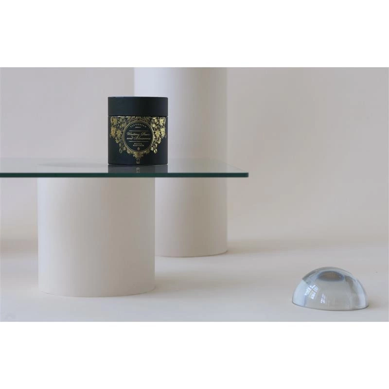 Victorian - świeca zapachowa Waitery Pear & Blossoms: gruszka i kwiaty, do 30 godzin, śred. 7,5 x 8,5 cm Sense Roundbox