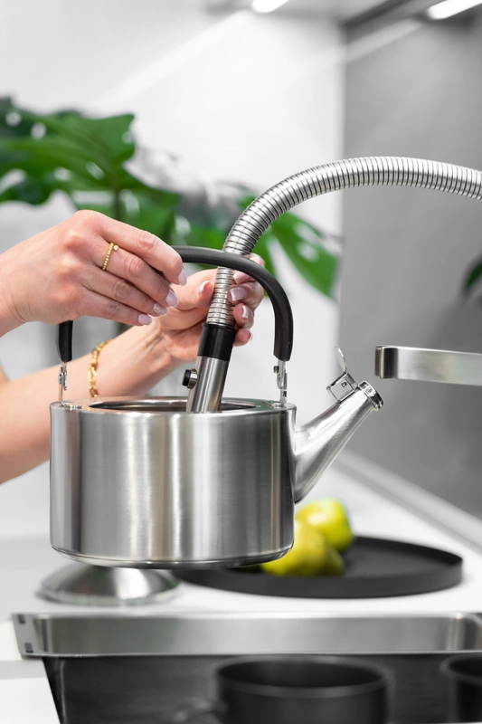 Vialli Design - Czajnik 1,5l z gwizdkiem Diamante stalowy matowy