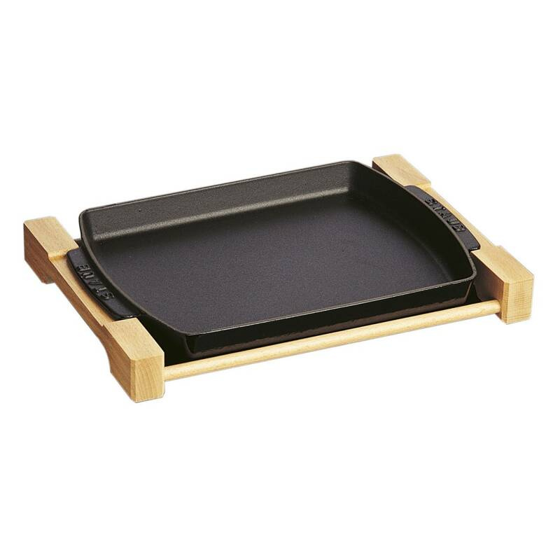 Staub - naczynie żeliwne na drewnianej podstawce 33x23 cm, czarny
